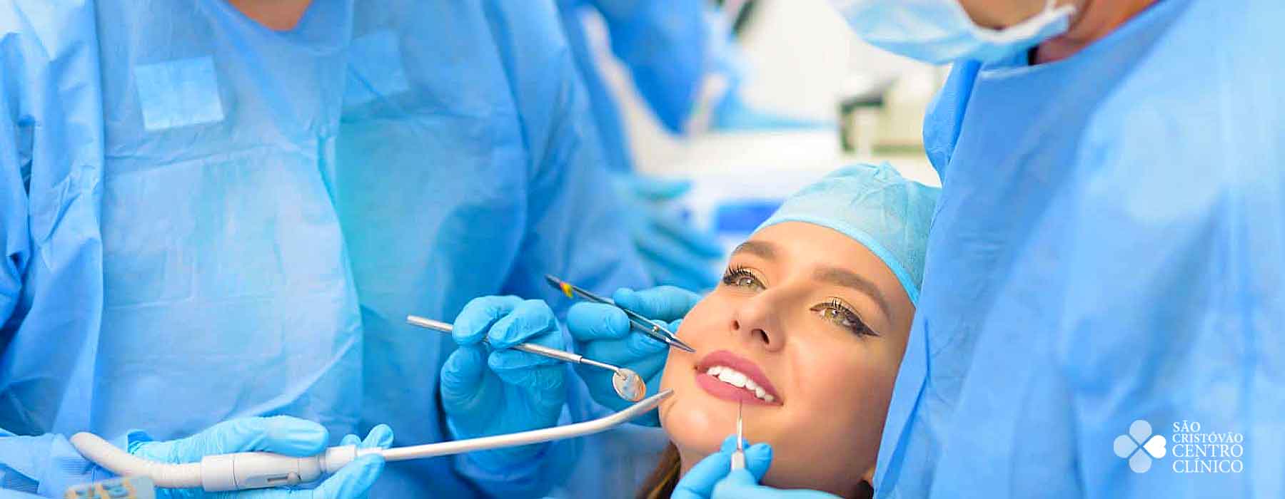 Os implantes dentários permitem ao dentista aplicar dentes de substituição directamente num suporte metálico cirurgicamente implantado no seu maxilar